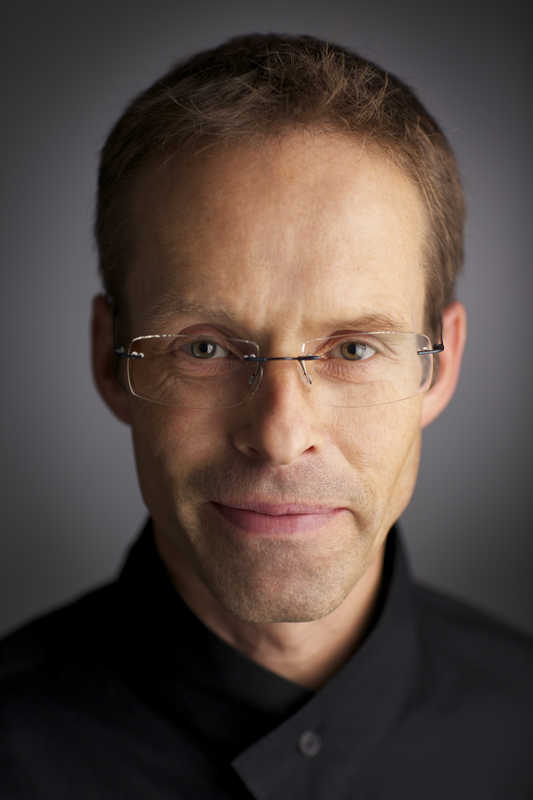 Thomas Meixner mit kurzen Haaren und Brille